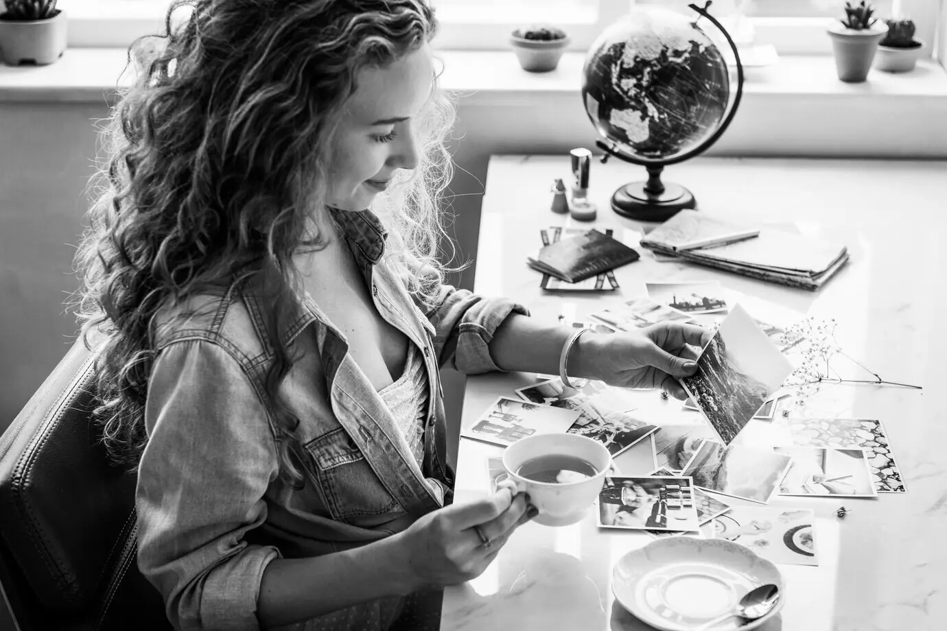 Fotoğraflara bakan beyaz bir kadın.