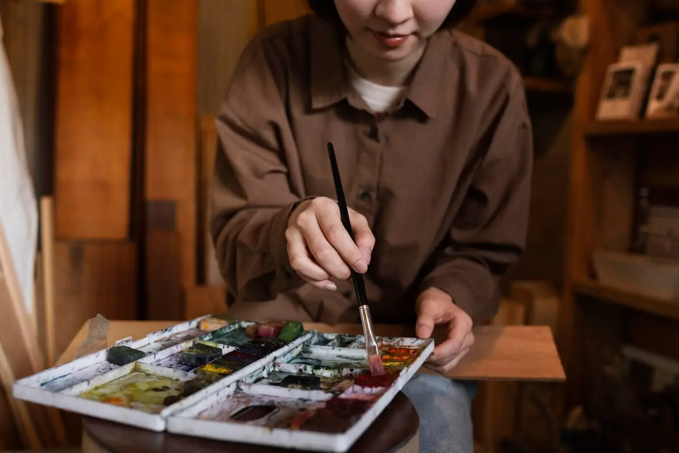 Fırça tutan elin yakın çekimi