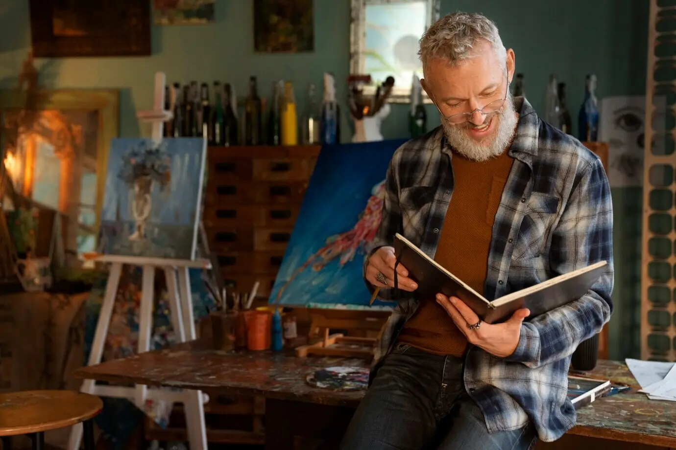 Ön cepheden çizim defterli adam