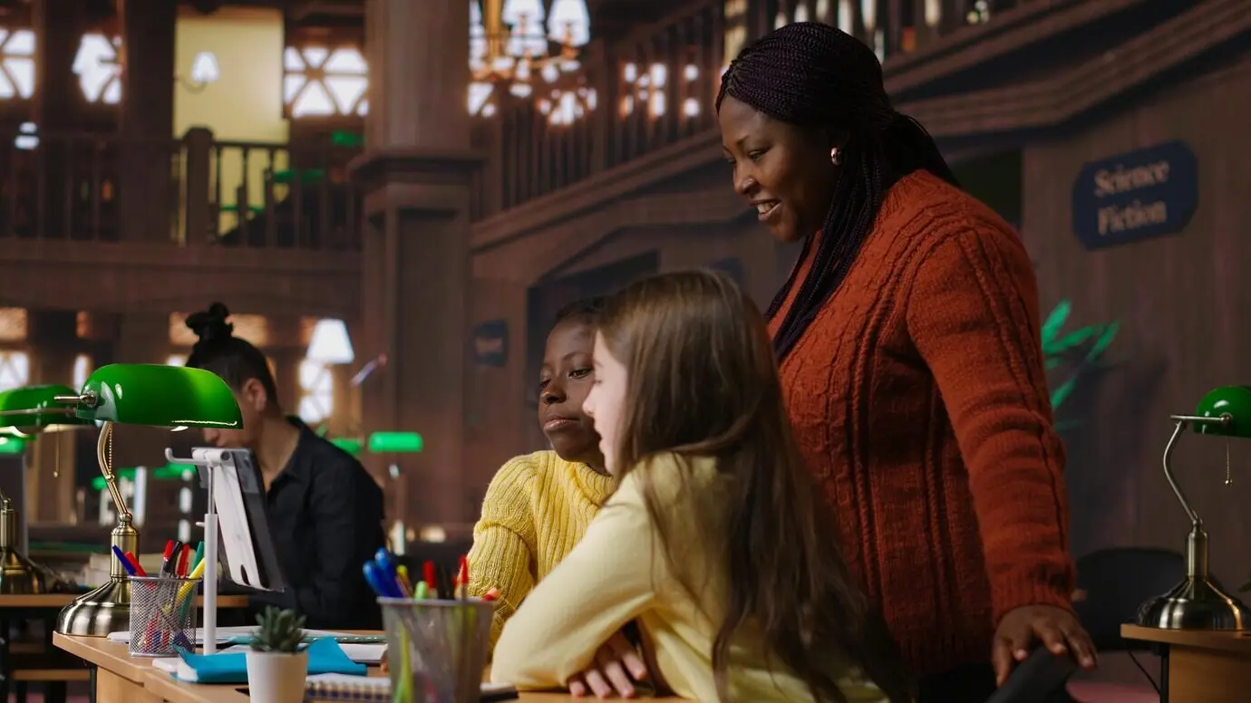 İlkokul öğrencileri ve eğitmen canlı bir çevrimiçi kurs dersine katılıyor